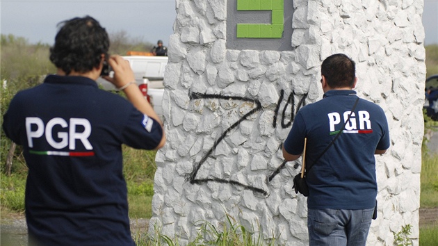 Federln agenti fotografuj znak kartelu Zetas: "Z" na mst, kdy bylo nalezeno 49 mrtvch lid v plastikovch pytlch. (13. kvtna 2012)