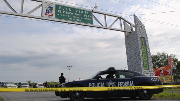 Policie nala na severu Mexika 49 rozsekanch tl nacpanch do plastikovch pytl. Vrady nejsp spchali lenov dorogvho kartelu Zetas. (13. kvtna 2012 )