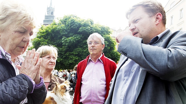 Námstek primátorky Martin Bílek (vpravo). Demonstrace proti kácení v Tyrových