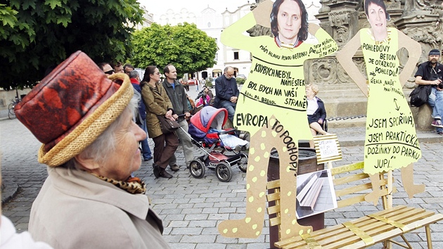 Pi poslední demonstraci proti kácení v Tyrových sadech pouili odprci figuríny politik (15. kvtna 2012)