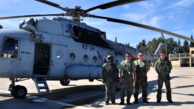 esk posdka ped vrtulnkem Mi-171 na letiti nedaleko chorvatskho Zadaru