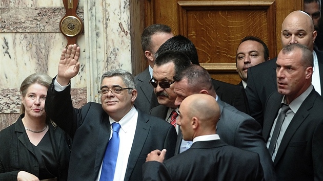 Poslanci eck neonacistick strany Zlat svit pili na prvn zasedn parlamentu ve formaci jako vojci. V ele pedseda strany Nikos Michaloliakos.