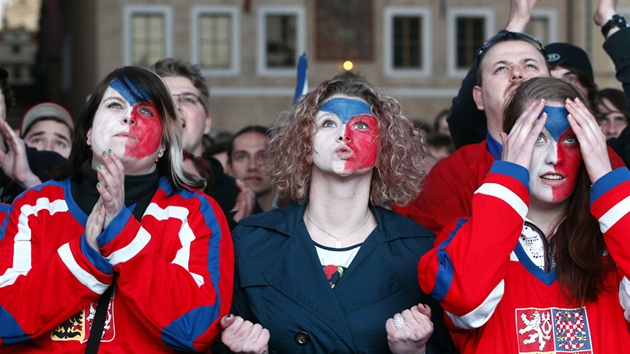 Fanouci podpoporují hokejisty pi zápase se védy.