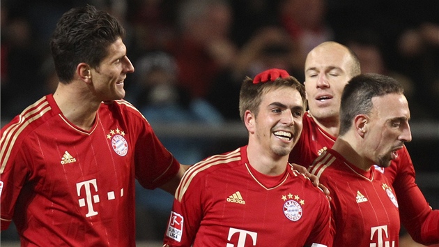 Fotbalisté Bayernu Mnichov se radují z gólu, který vstřelil Mario Gomez (vlevo). Fotbalisté Bayernu Mnichov se radují z gólu, který vstřelil Mario Gomez (vlevo).
