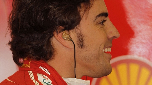 DOBRÁ NÁLADA. Fernando Alonso z Ferrari se usmívá ped zaátkem tetího