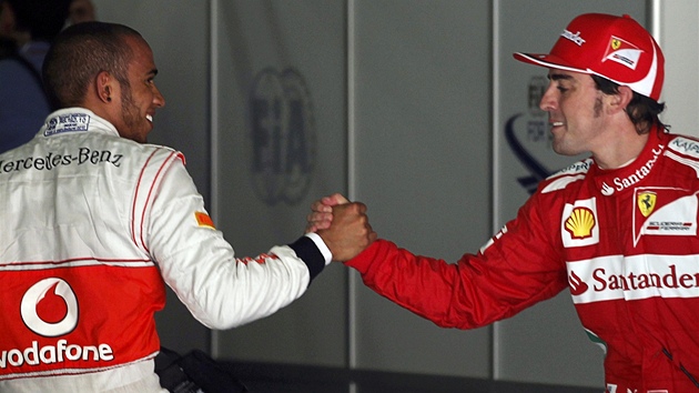 Lewis Hamilton (vlevo) a Fernando Alonso po kvalifikaci na Velkou cenu panlska.