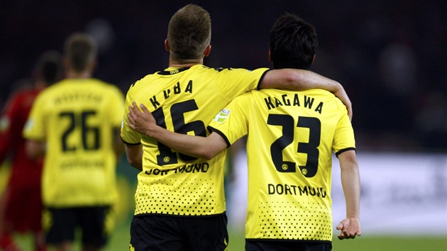 DÍKY, KAMARÁDE. Fotbalisté Dortmundu oslavují vstelený gól.