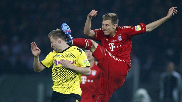 TUMÁ! Holger Badstuber, obránce Bayernu Mnichov, nedovolen atakuje Lukasze