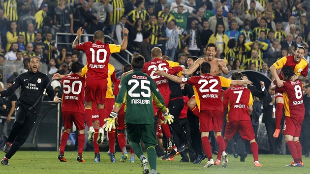 Fotbalist Galatasaray Istanbul se raduj, porazili Fenerbahce a zskali mistrovsk titul.