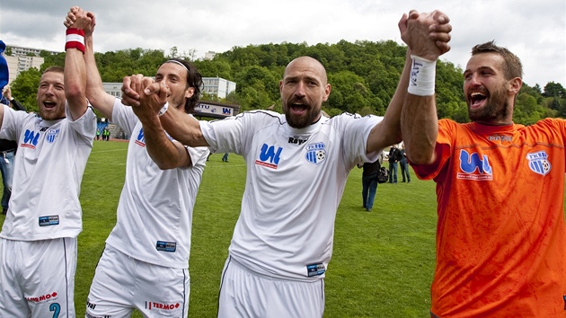 Fotbalisté Ústí nad Labem oslavují postup do první ligy.