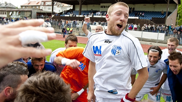 Fotbalisté Ústí nad Labem oslavují postup do první ligy.