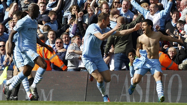 TITUL VE TVRT MINUT NASTAVEN. Fotbalist Manchesteru City jsou v euforii, v nastavenm ase dokzali otoit zpas proti Queens Park Rangers, a zajistili si tak zisk titulu. Vtzn gl vstelil Sergio Agero (vpravo).