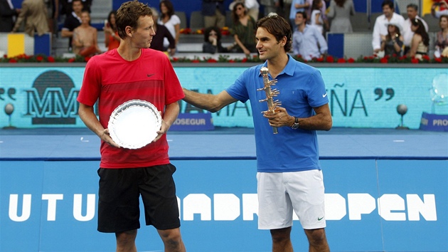 Poraen Tom Berdych (vlevo) a vtz Roger Federer po vzjemnm utkn ve finle turnaje v Madridu