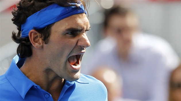 Roger Federer se raduje z vtzstv nad Tomem Berdychem ve finle turnaje v Madridu.