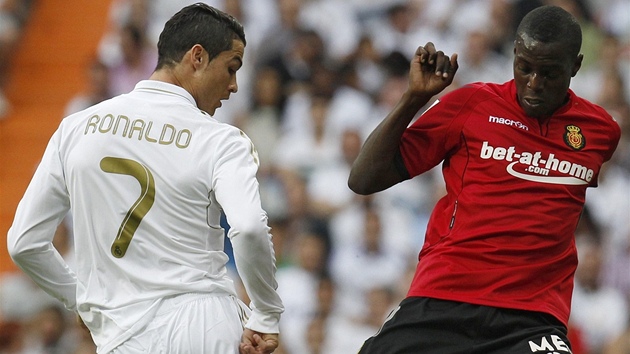 SOUBOJ O M. Cristiano Ronaldo z Realu Madrid (vlevo) bojuje o m s Michaelem Pereirou z Mallorky.