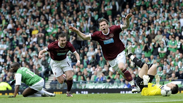 TO SE MI POVEDLO. Darren Barr z Heart of Midlothian slav branku proti Hibernianu ve finle skotskho pohru.