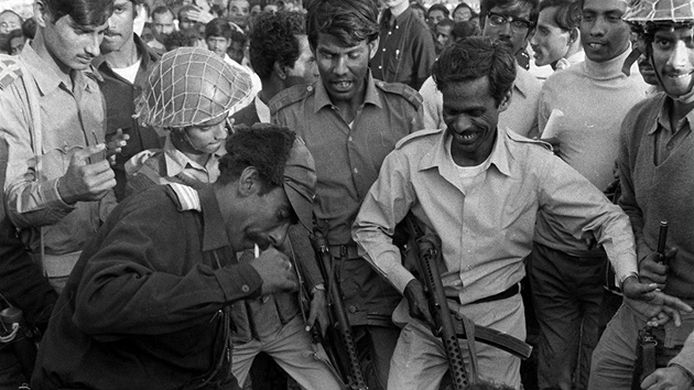 Vdce povstalc v Bangladéi muí zajatce ped tím, ne je popravili. (1971)