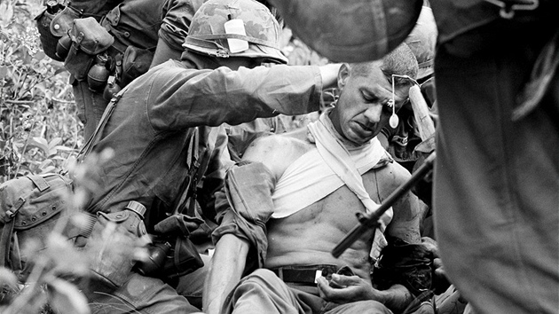 Písluník armády USA je oetován po zásahu sniperem Vietkongu bhem války ve...