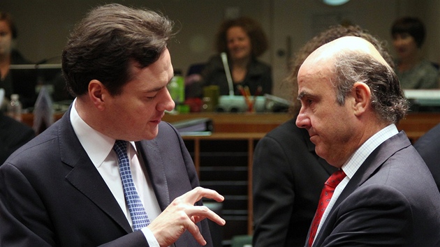 Britský ministr financí George Osborne (vlevo) při rozhovoru se španělským Britský ministr financí George Osborne (vlevo) při rozhovoru se španělským
