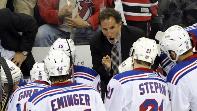 Kou New York Rangers John Tortorella dává instrukce svým hrám ve 3. utkání