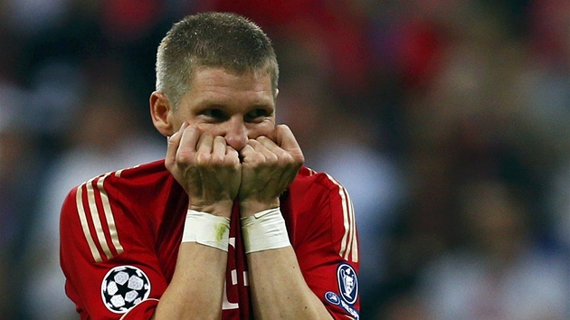 Bastian Schweinsteiger z Bayernu nedal rozhodujc pokutov kop a trofej fotbalov Ligy mistr tak pikl Chelsea s Petrem echem.