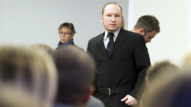 Breivik elí v soudní síni peivím a píbuzným masakru na Utoyi a v Oslu (10.