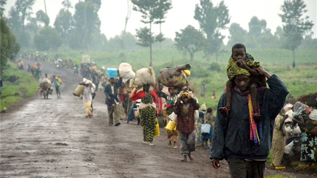 Obyvatelé konské vesnice Kibumba, která leí nedaleko parku Virunga, utíkají