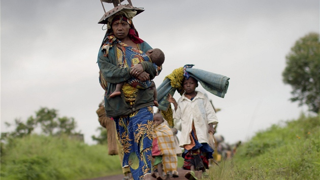 Obyvatelé konské vesnice Kibumba, která leí nedaleko parku Virunga, utíkají