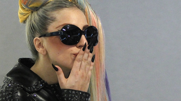 Lady Gaga na japonském letiti Narita (8. kvtna 2012)