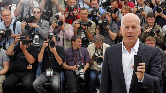 Cannes 2012 - Bruce Willis si na svj telefon fot fotografy.