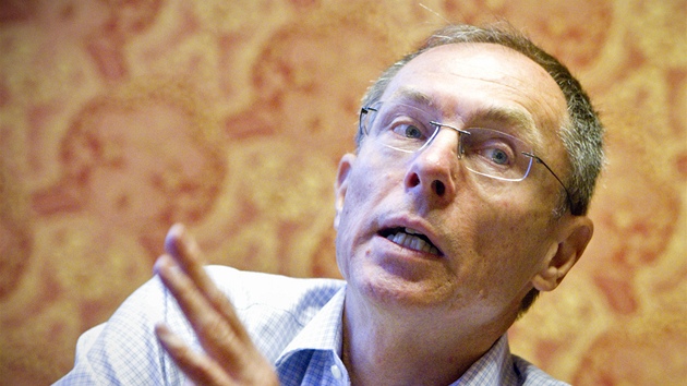 Prezidentský kandidát Jan Švejnar při rozhovoru pro iDNES.cz Prezidentský kandidát Jan Švejnar při rozhovoru pro iDNES.cz