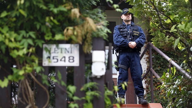 Policisté stojí ped domem Davida Ratha (SSD) ve stedoeské Hostivici (15....