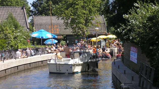 Proplouváte kolem restaurací nebo obytných dom.