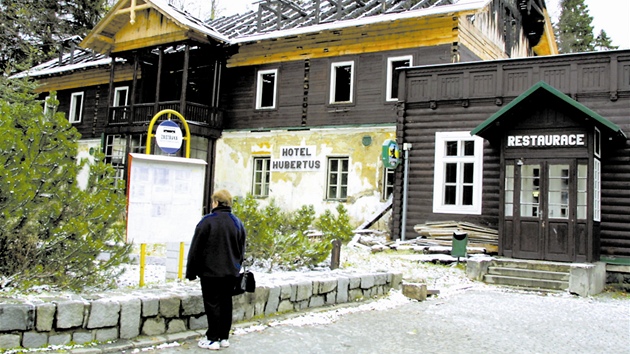 Vyhoelý hotel Hubertus v Karlov Studánce na Bruntálsku v roce 2001.