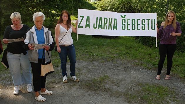 Jaromír ebesta údajn od vchodu sebhl po ramp, zaboil za roh a smrem na auto osudn vystelil.