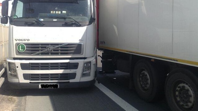 Nehoda t kamion v ptek odpoledne zastavila Jin spojku (11.5.2012)