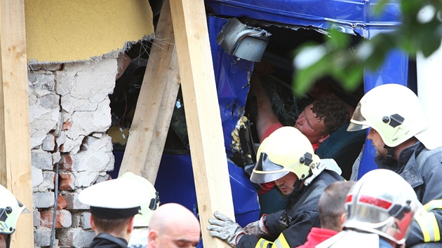 Kamion vjel v Lp nad Orlic do neobvan sti domu. Hasii z vozu vyproovali tlennou rodinu (17.5.2012)