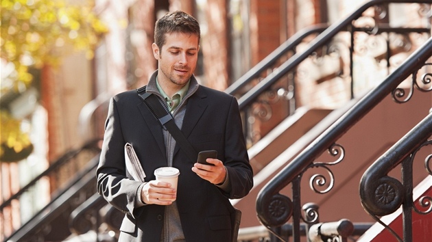 Psaní SMS při chůzi Psaní SMS při chůzi