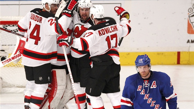 VTZN RADOST. Bryce Salvador, glman Martin Brodeur a Marek idlick se raduj po vtznm zpase New Jersey s Rangers. Ve finle Vchodn konference je srovnno na 1:1. Vpedu jede pry zklaman Ryan Callahan z domcho tmu.