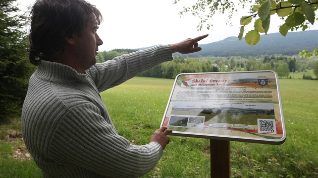 Starosta Kinek Jan Sedlek ukazuje novou tm ptikilometrovou naunou stezku. Ta pipomn slavn doby, kdy v obci fungovala sklrna.