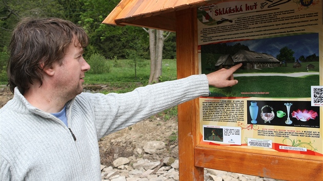 Bval starosta Kinek Jan Sedlek ukazuje tm ptikilometrovou naunou stezku. Ta pipomn slavn doby, kdy v obci fungovala sklrna.