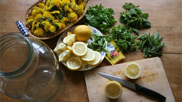 Nejprve si pipravte vechny potebné ingredience a ptilitrovou zavaovací...