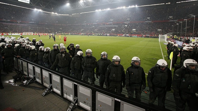 NIKDO NEPROJDE Policisté na stadionu v Düsseldorfu hlídají fanouky, aby...