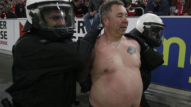 JMÉNEN ZÁKONA Policisté odvádjí jednoho z fanouk Fortuny Düsseldorf bhem...