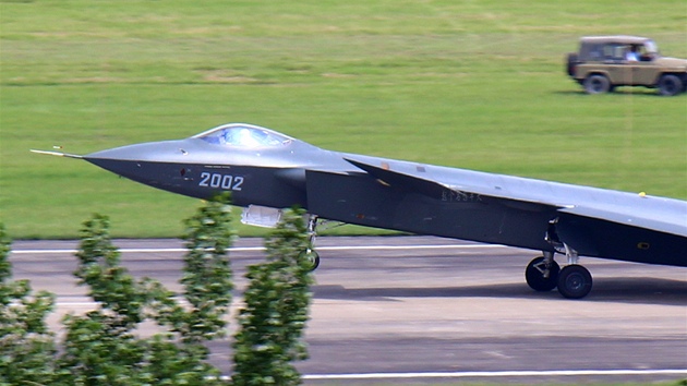 Tento snímek má zachycovat druhý prototyp ínského letounu J-20 bhem prvního...