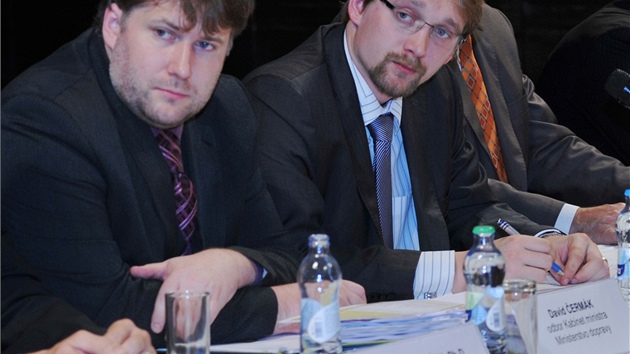 Nového šéfa ŘSD Davida Čermáka (vlevo) do funce jmenoval ministr dopravy Pavel Nového šéfa ŘSD Davida Čermáka (vlevo) do funce jmenoval ministr dopravy Pavel