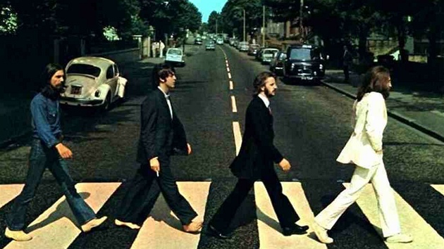 Klasická fotografie Beatles na pechodu Abbey Road, která je na obalu...