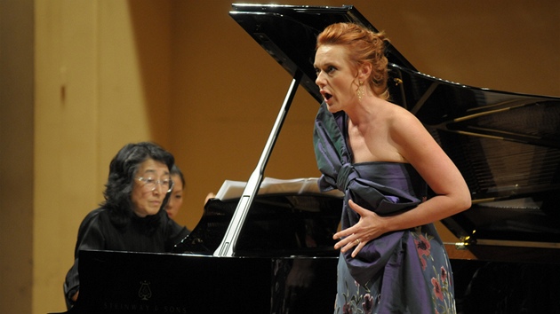 Magdalena Koená a Mitsuko Uchida pi recitálu na Praském jaru 2012