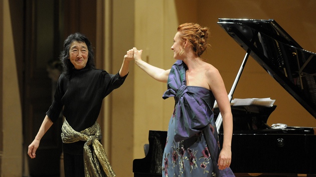 Magdalena Koená a Mitsuko Uchida pi recitálu na Praském jaru 2012