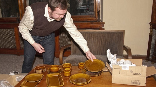 Ticet kus pvodního stolního nádobí, které pro Jetd navrhl známý sklá a...